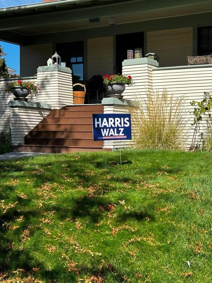 Harris-Walz yard sign